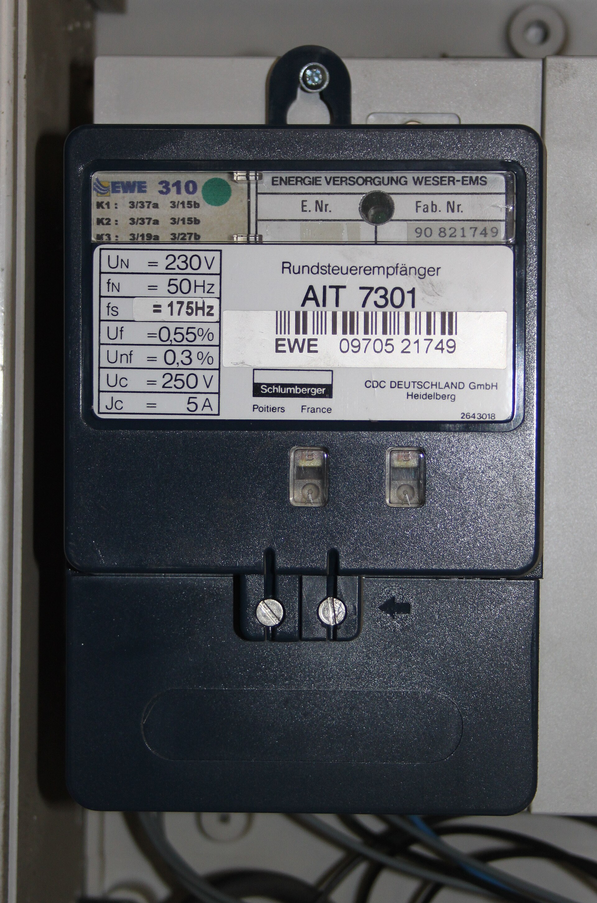 Rundsteuerempfänger auf einer Zählertafel, angeschlossen an einen Doppeltarifzähler