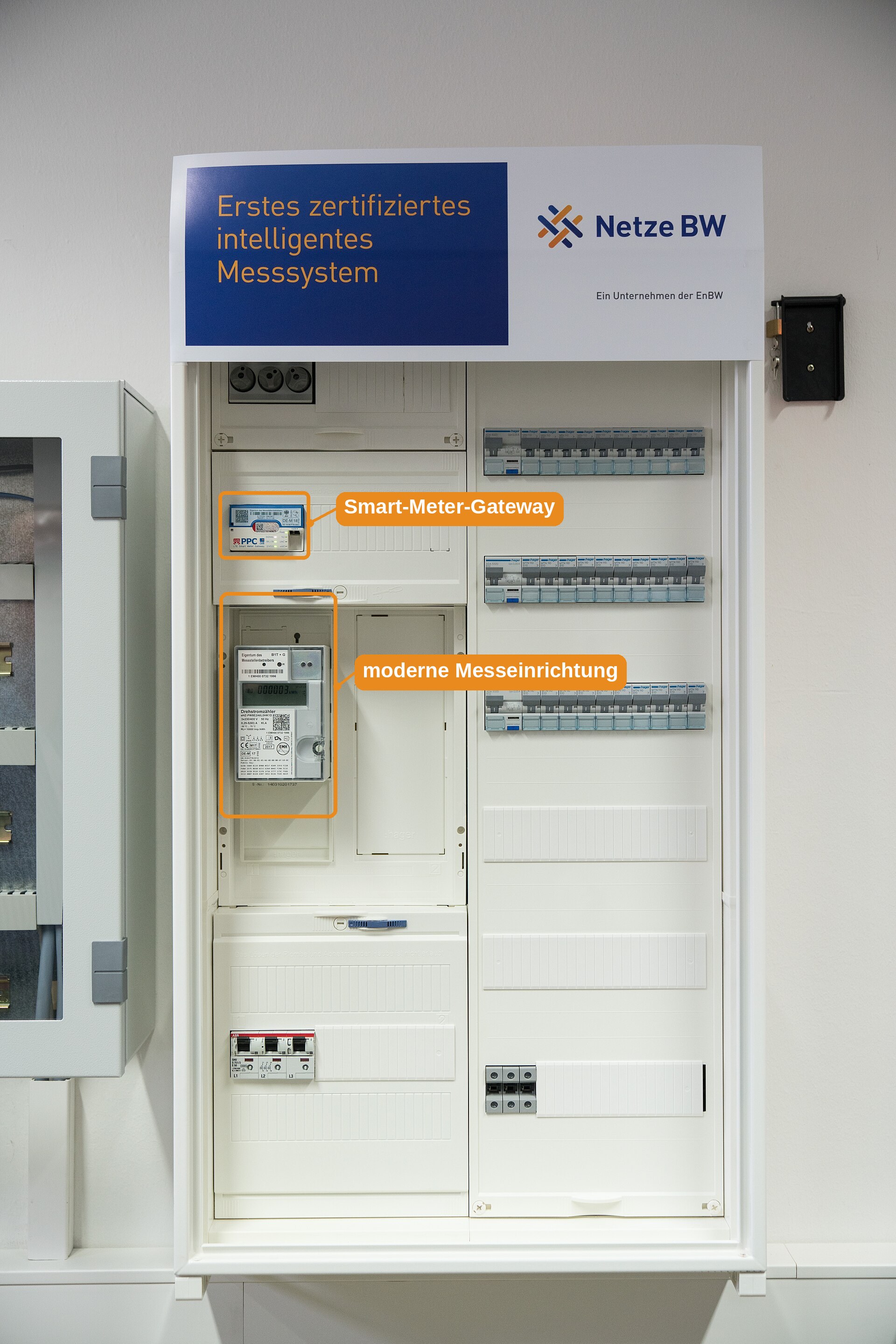Demo-Zählerschrank mit markiertem Smart-Meter-Gateway und markierter Messeinrichtung